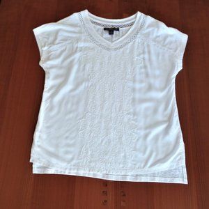 GLORIA VANDERBILT TOP- WHITE, EMBROIDERED FRONT